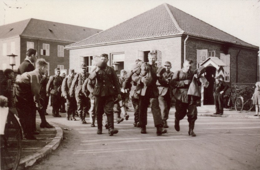 Tyskerne forlader GHR kasernen    1945 Maj   NæsArk